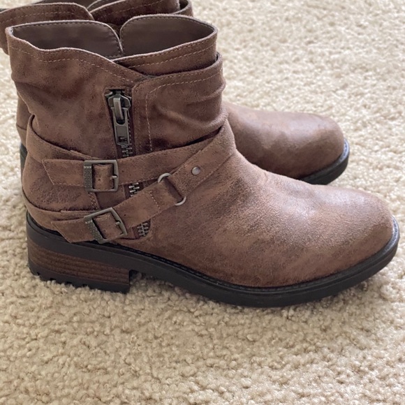 Boots - Picture 2 of 3